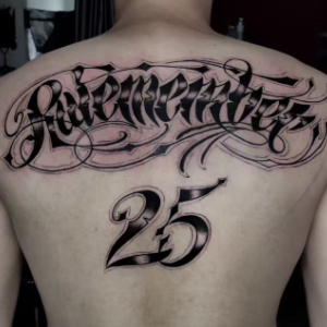 造型师张先生背部的25号挚爱纹身图案