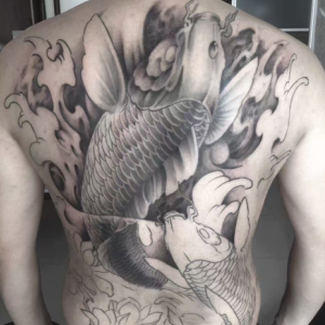 古玩爱好者宋先生背部的锦鲤海棠纹身图案