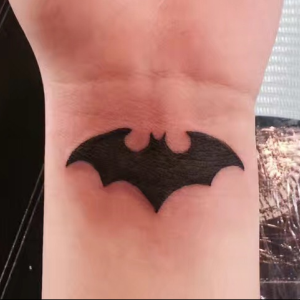 电影爱好者郑小姐手腕处的黑色蝙蝠纹身图案