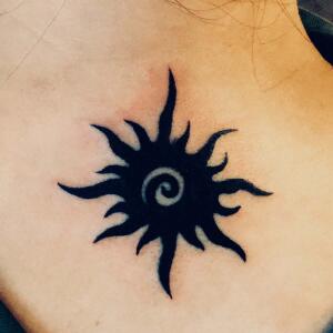 福州的荆小姐后背上的太阳图腾纹身图案