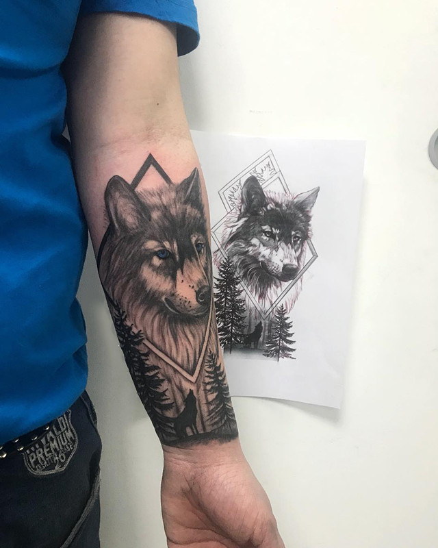 小臂黑灰几何图形狼首森林系纹身图案