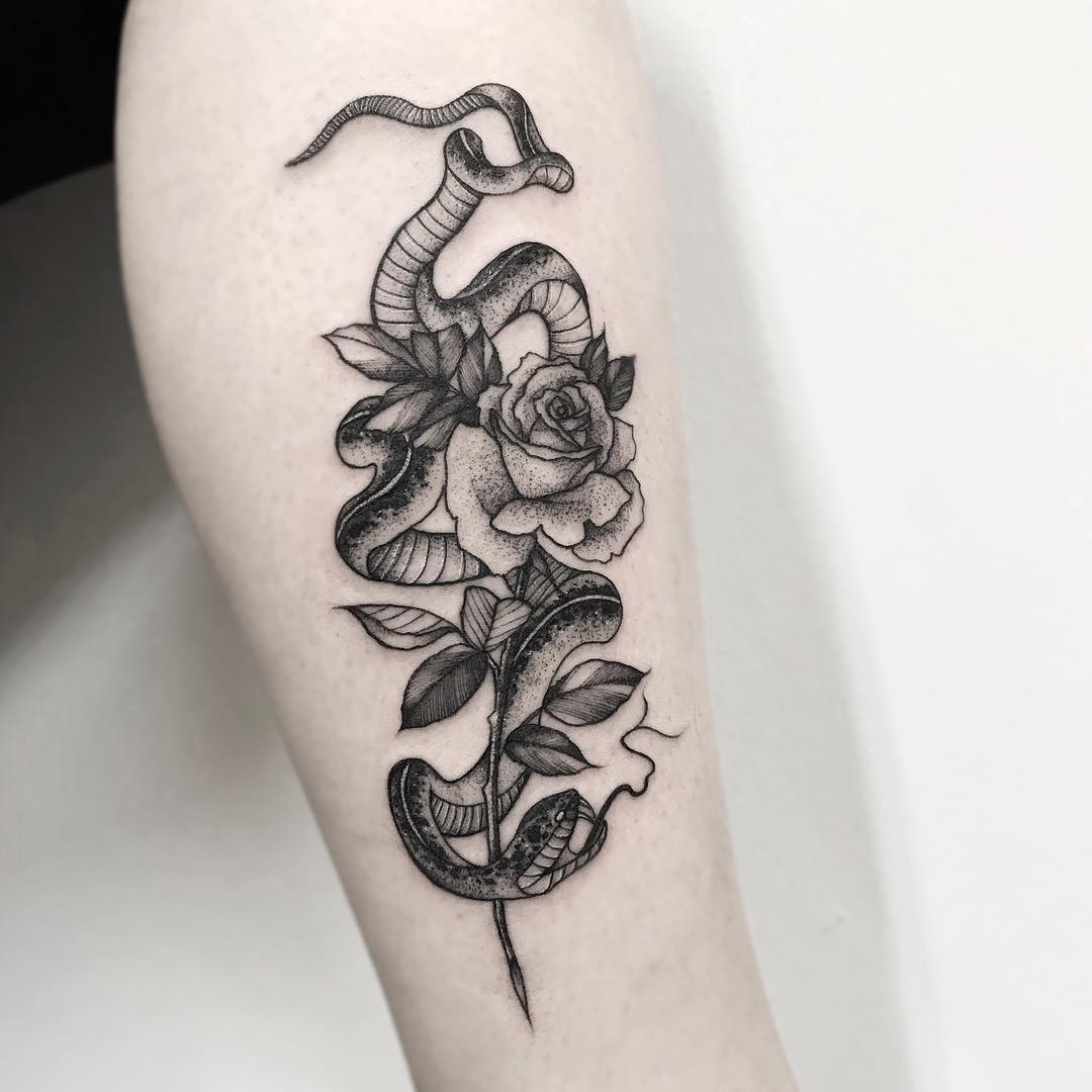 小腿黑灰玫瑰蛇纹身图案