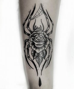 手臂黑灰玫瑰蜘蛛纹身图案