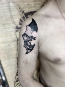 大臂生动立体的黑灰写实蝙蝠小丑纹身图案