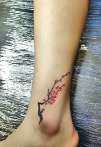 美女脚踝清新淡雅的梅花纹身图案