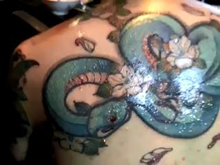 后背樱花蛇纹身图案已完成视频